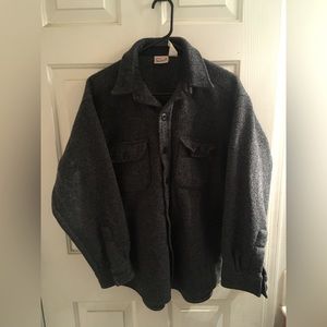 Woolrich Rugged Outdoor Wear Gray Thick Button Down Over Shirt. Size: Large